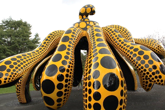 Yayoi Kusama Draws in Big Crowds at New York Botanical Garden for “KUSAMA: Cosmic Nature” Exhibit