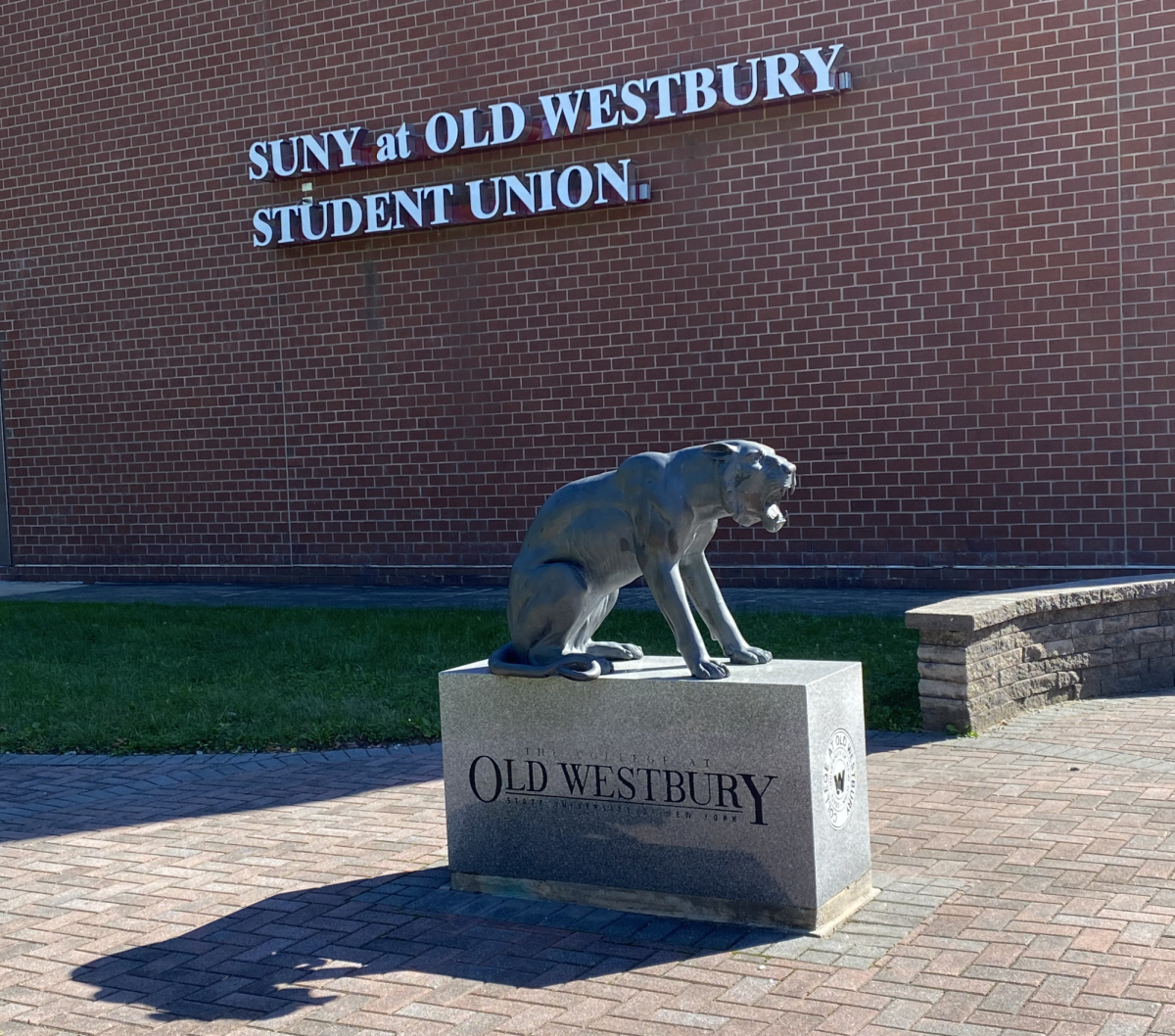 The SUNY Old Westbury Panther statue outside of the Student Union on Oct. 1, 2025. PHOTO BY: DIANA COLAVITA