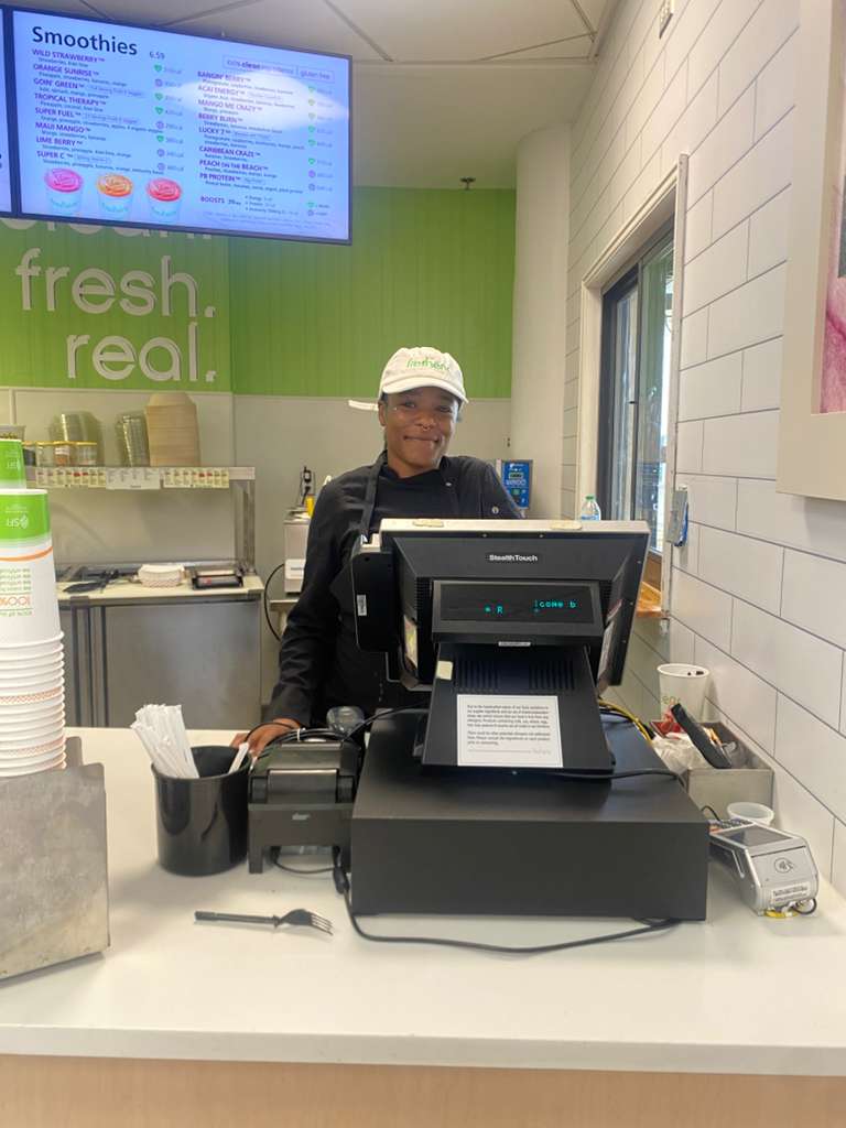 Shaniqua Christian, a cook at Freshens at SUNY Old Westbury, works the register during Common Hour on Sept. 16, 2025. PHOTO BY: SOPHIA ZELAYA